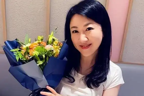 杨蕾是一个感情丰富的女主持人,所以她很容易就把自己的情绪表露了