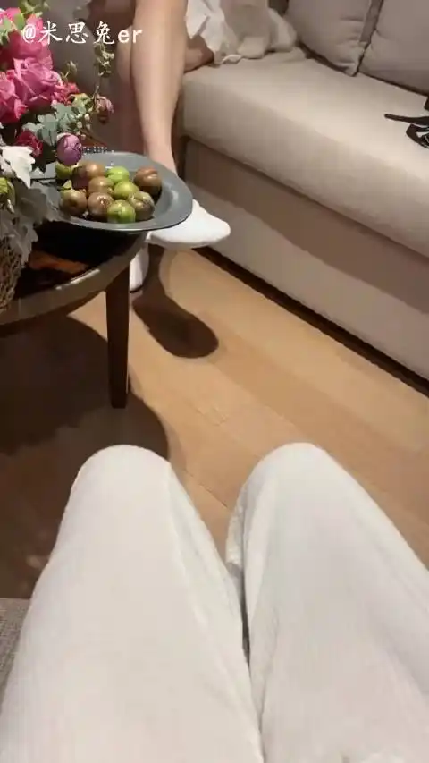 自媒体 查看更多 a 微关系 她的关注(1155) 智抏 颜值品鉴 女神超模