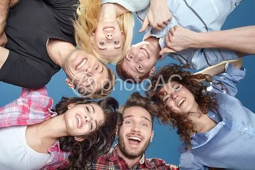 照片素材(图片): 蓝天下的年轻人8夥伴关系引擎