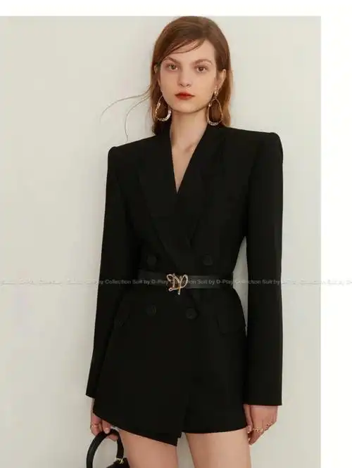 黑西装短裤腰带金色耳环