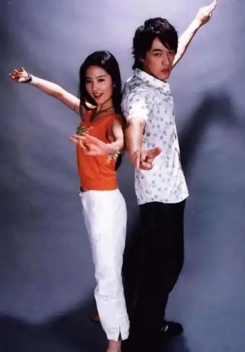 胡歌刘亦菲美国结婚要官宣?男方经纪人否认,两人青涩写真曝光