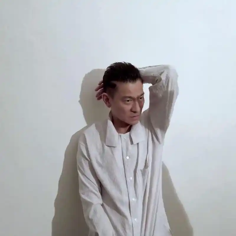 57岁刘德华拍写真花絮曝光眼神凌厉身材挺拔玩单手支撑