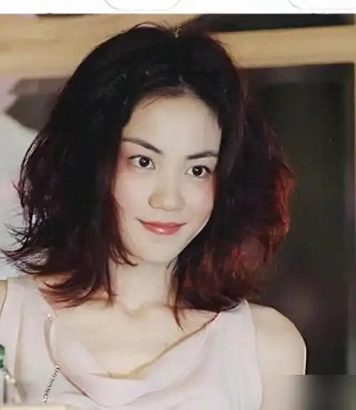 黎明曾在一次访谈中说,王菲是女神,"不是最美的,但综合起来,最舒服".