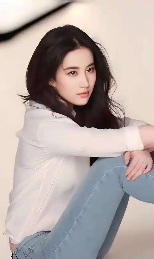 刘亦菲:清纯甜美,气质优雅