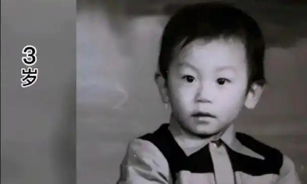 朱亚文小时候接受的都是军事化教育,特别严格.