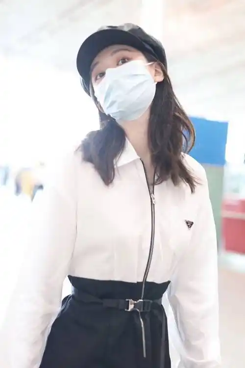 乔欣现身北京机场黑白系穿搭简约优雅