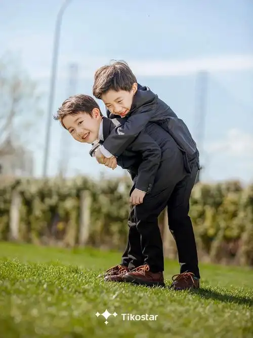 两个儿子的快乐颜值兄弟照合影