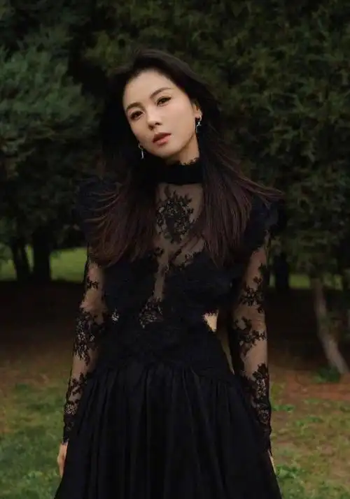 刘涛黑白蕾丝庄园大片曝光露背裙展沙漏腰超迷人