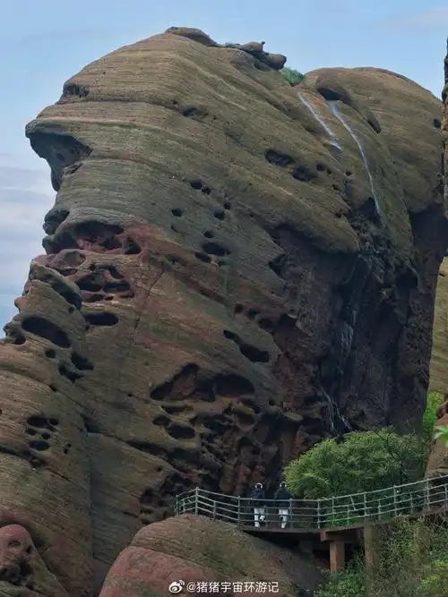 江西龟峰    提起江西,我的第一反应是名山很多!