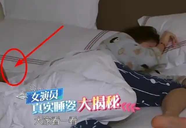 关晓彤睡觉被节目组突袭,谁注意床边一团黑影?网友:鹿晗别藏了