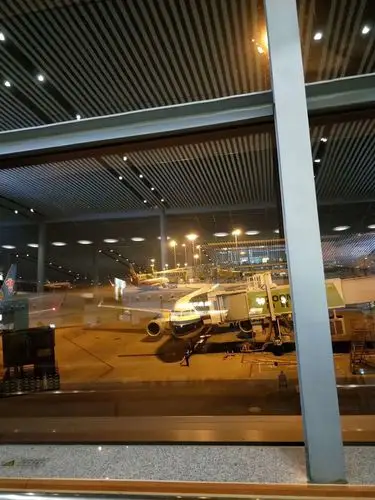 晚上的长沙机场,灯火通明,如同我们的内心一般,明亮闪烁.