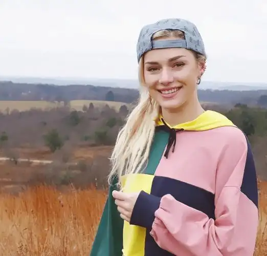 加拿大五项全能健将个性鼻环女孩乡村生活化穿搭实用且少女风