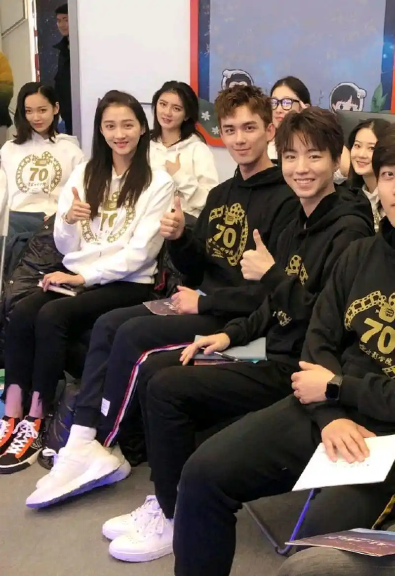 关晓彤吴磊同框穿大棉袄,一起参加学校组织活动