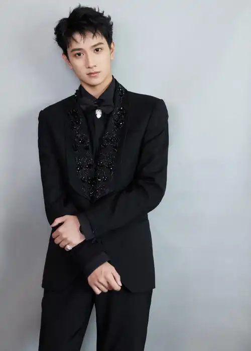 canali星闻#@敖子逸身着canali黑色珠片刺绣礼服登上#北京国际电影节