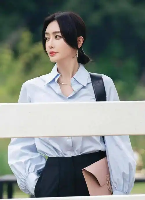 44岁的秦岚真是不负岁数了,职场风格优雅干练,谁看到了会感到困惑