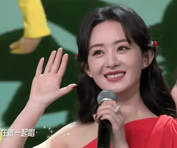 杨幂赵丽颖同台演出,幂姐落了下风,面容沧桑略显疲倦,冷艳骨感_关晓彤