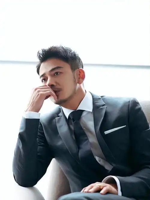 纪实不顾央视警告顶风作案与刘涛传出绯闻杨烁谁在给他底气