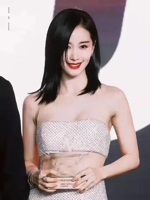 王子文放飞自我身穿性感露腰鱼人裙展现好身材网友真敢穿