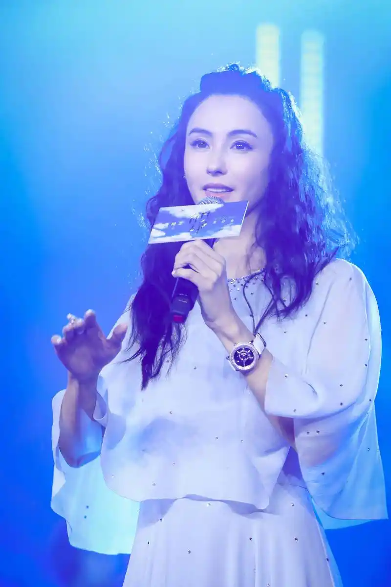 原创张柏芝39岁生日会,一袭水钻斗篷裙惊艳,烫卷发扎小辫哪像仨娃妈