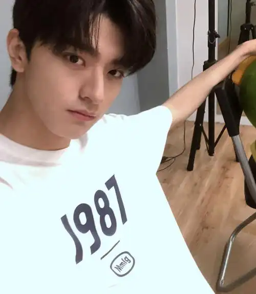 林一有多自信?拍照从来只用原相机,歪头那一刻鼻子堪称整容模板