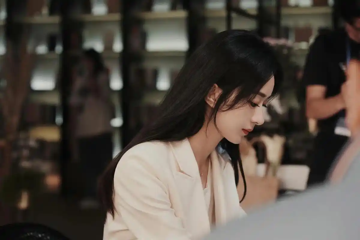 谁是凶手 白色西装女神#赵丽颖 - 抖音