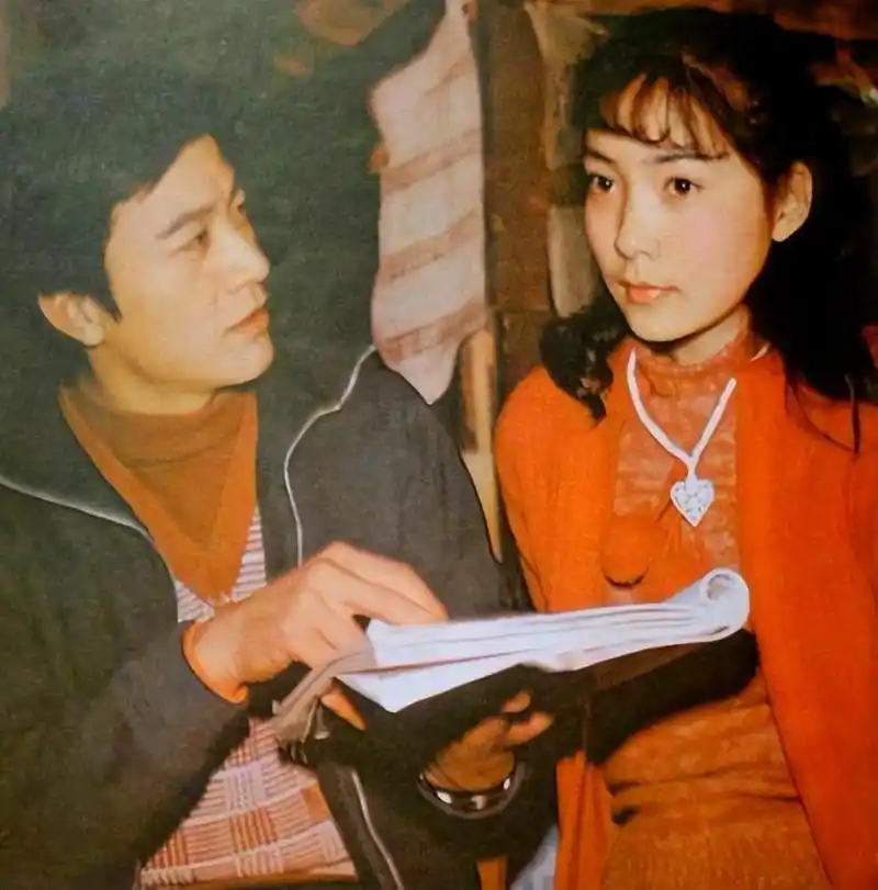 1973年,周里京在一场聚会上遇见了自己的发妻傅春英.