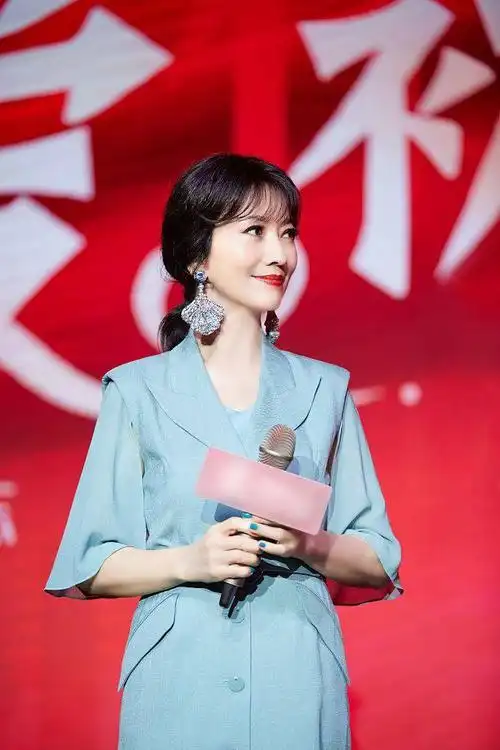 赵雅芝穿水蓝色西装裙勾勒优越身材 精致编发配璀璨耳饰清丽脱俗