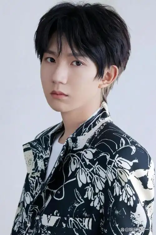 tfboys是乐坛备受瞩目的组合,由三位年轻才俊王源,王俊凯和易烊千玺