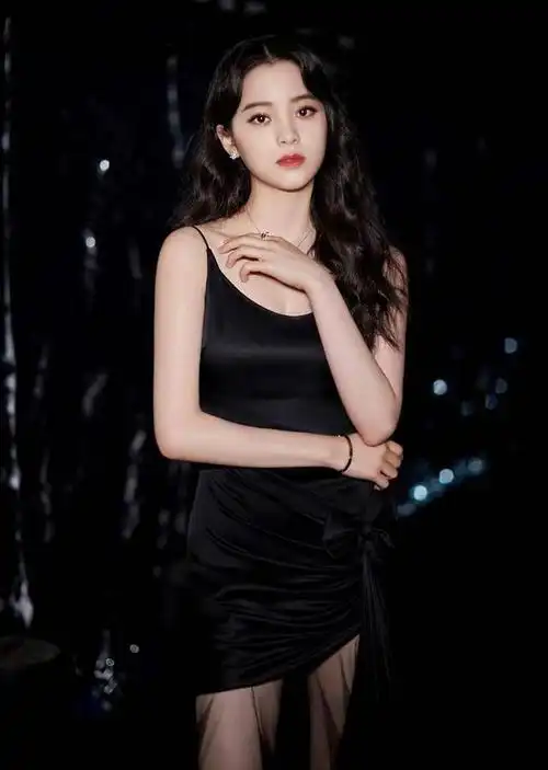 性感尤物欧阳娜娜黑色写真曝光事业线抢镜眼神性感撩人