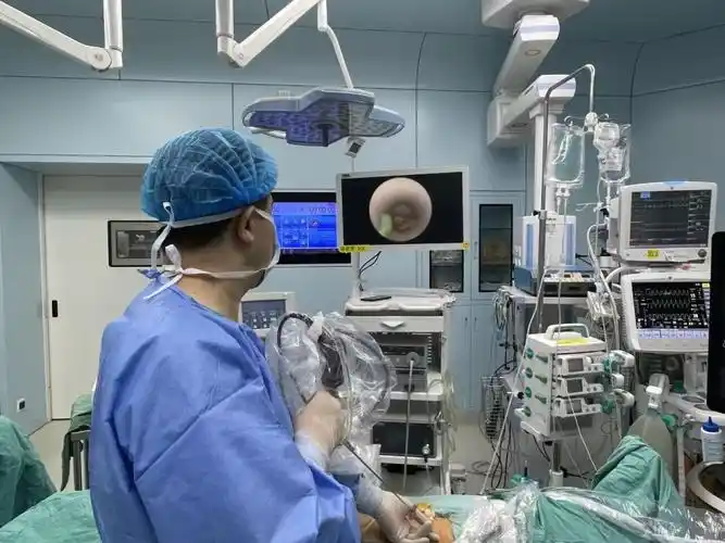 近日,凭借丰富的尿路结石手术治疗经验,重医附属儿童医院泌尿外科