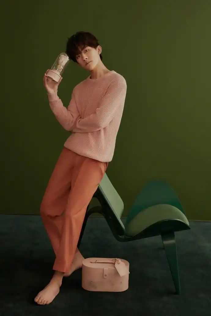 娱乐讯 8月1日,曝光一组易烊千玺最新写着呢,照片中易烊千玺赤脚出镜