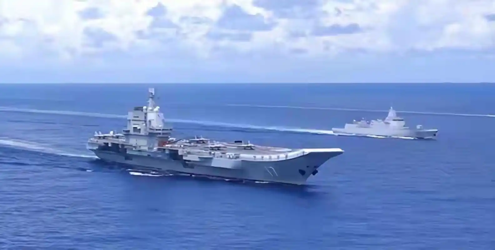 据路透社5日消息,由中国首艘国产航母山东舰组成的航母编队5日穿越