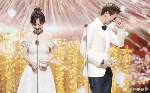 杨紫李现难得同框重聚,双方粉丝开启骂战模式,暗踩内涵互揭伤疤