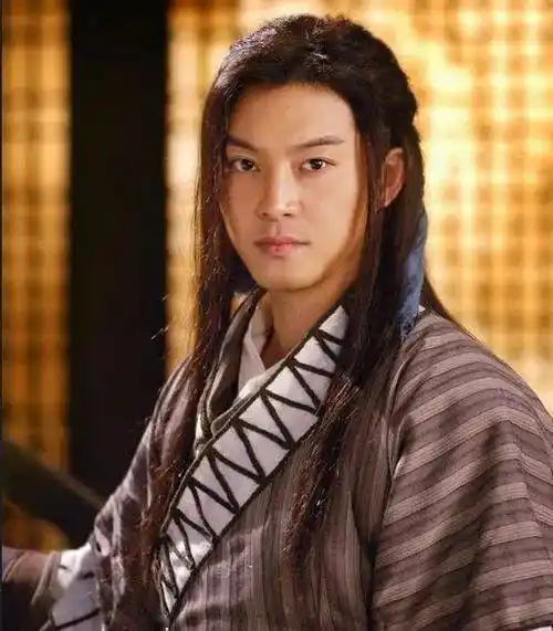 一身古装英俊帅气贼迷人颜值巅峰是在《武林外传》那会沙溢肥肉,大