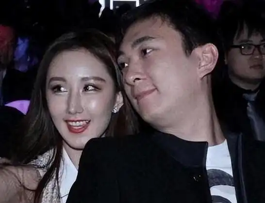 随着王颖的小男友一个又一个的被爆出,无地自容的王思聪只能