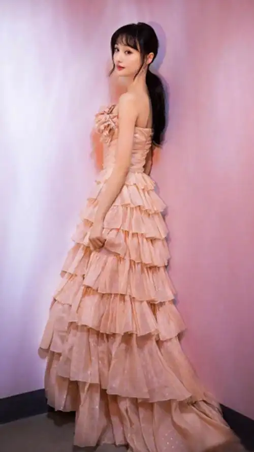 郑爽衣品爆棚粉色蛋糕长裙清新动人是仙女没错了