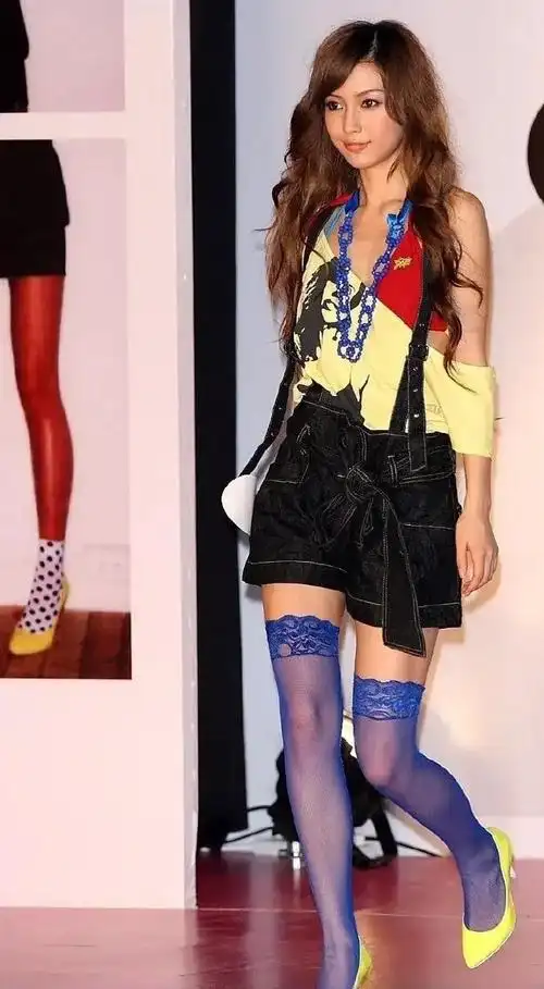 angelababy 杨颖 早期刚出道时走秀照片 各种颜色的半截长筒丝袜都能