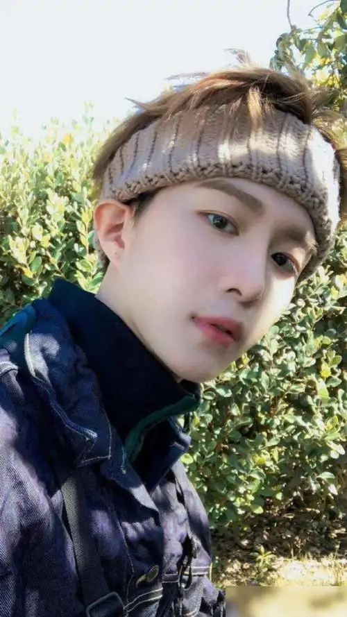 范丞丞室内吸烟被抓拍?其粉丝曾diss王源抽烟,人设要崩塌?_网易订阅