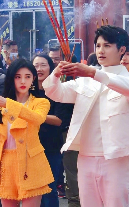 鞠婧祎搭档1米8郑业成拍戏,吻戏全靠男方弯腰,难怪经常他腰疼