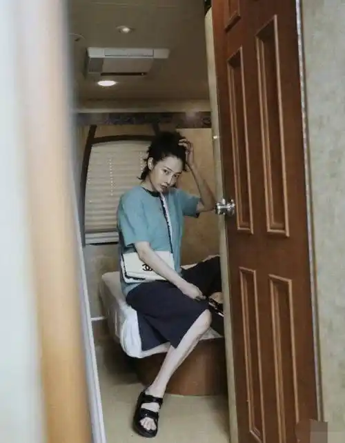 今天,白百何晒出了自己的近照,从照片中来看,白百何的近况真的是很不