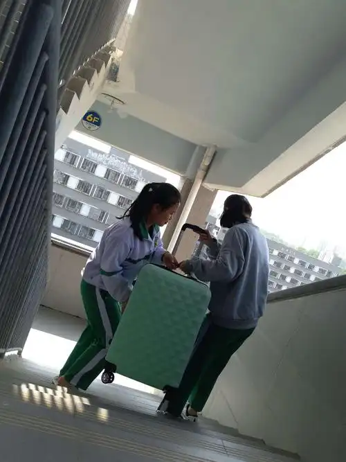 因此在每次同学需要帮助时,要伸出援手,毕竟帮助别人也能使自己快乐嘛