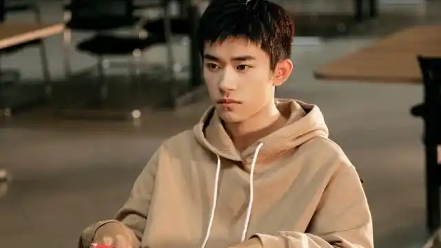 易烊千玺完美驾驭紫色挑染短发 穿黑白服装帅气满分