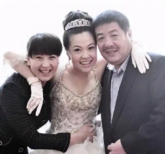 48岁闫学晶自曝已再婚,为现任丈夫已生二胎,曾遭女儿强烈反对_消息