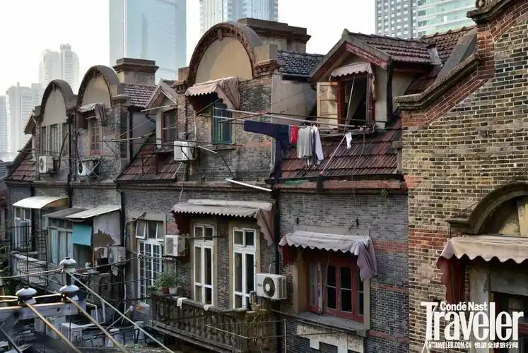 为了向老上海生活方式致敬,我们特别找到摄影师王刚锋,跟着他体会这