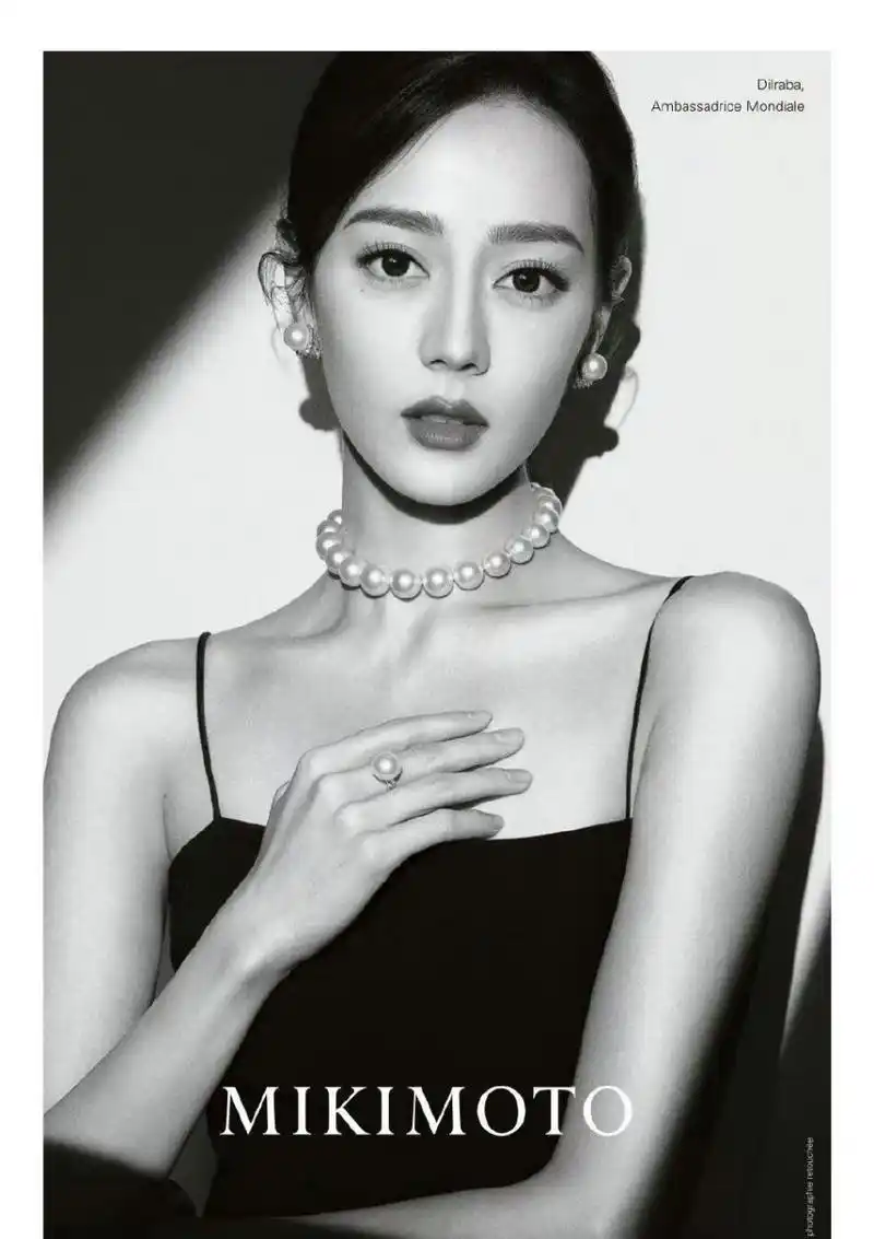 迪丽热巴最新封面大片,颈间的珍珠项链复古特别  《elle》中国香港版7