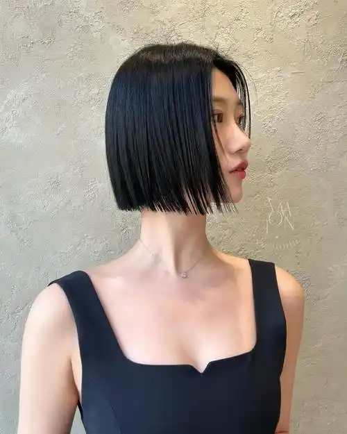 越简单越时尚,一刀切直发波波头,你的发型新选择