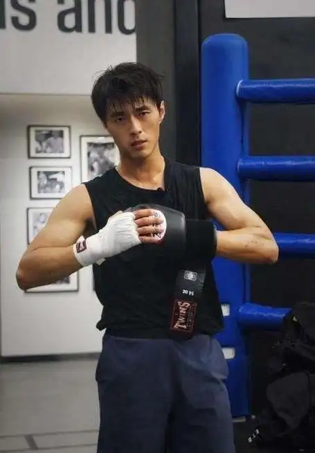 赵磊身高187cm,是一位十足的"长腿欧巴".