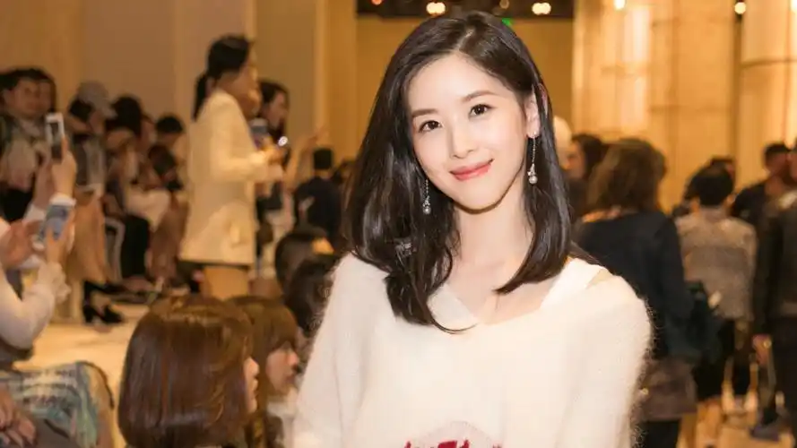 章泽天为清华校友筹办艺术展,侧面展示强大影响力,支持青年艺术家