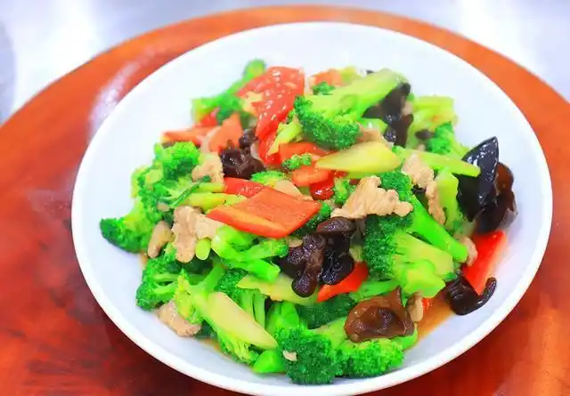 那么今天就和大家分享四道家常菜,有荤有素,营养均衡,简单又常见,每一