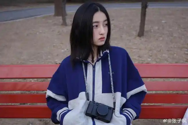 张子枫素颜逛公园